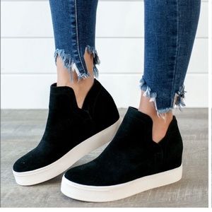 Steve Madden Black Suede Wrangle Platform Sneakers. Size 9